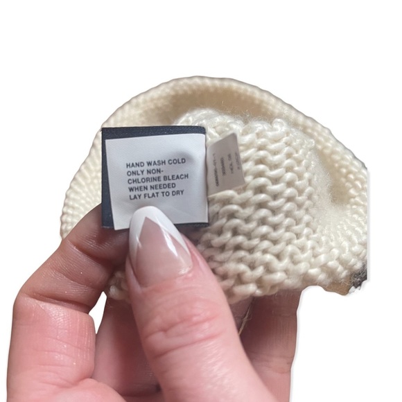 GAP Cream Knit Beanie Circa 2008 - Picture 6 of 6